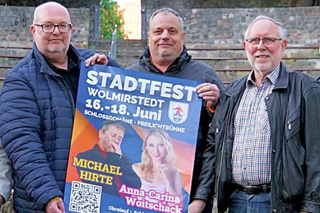 Beim Wolmirstedter Stadtfest werden sehr viele Bürger aktiv mitmachen. Auf der Freilichtbühne hat sich zunächst ein kleiner Kreis getroffen, um mit Chef-Organisator Mike Steffens (6.v.l.) das Areal in Augenschein zu nehmen.