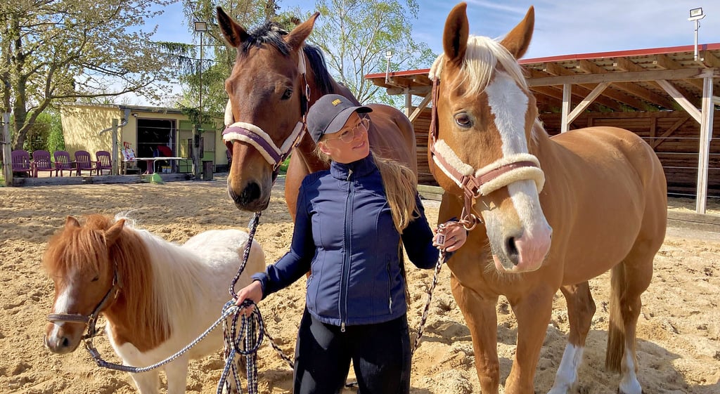 Pferdetrainerin Charlott Weiner-Fischer mit ihren Tieren. Sie betreibt in Woltersdorf den Reiterhof „Reitgesund“.