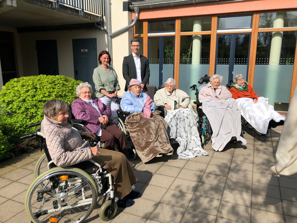 Jutta Ackermann (2.v.l.) ist eine von insgesamt 40 Bewohnern, die im Pflegestift St. Georg in Teuchern leben. Laut Leiterin Doreen Röhr (hinten links) und Robin Knauf, Leiter der Diakonie-Naumburger-Zeitz, stehen derzeit über 80 Personen auf der Warteliste der Einrichtung.
