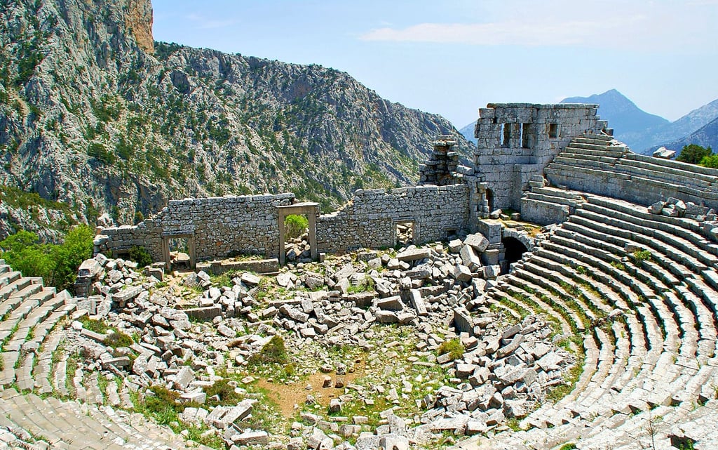 Termessos im Taurus-Gebirge gehört zu den Geheimtipps im türkischen Kulturtourismus, obwohl die antike Bergstadt nur rund 50 Kilometer nordwestlich von Antalya liegt. Zu bestimmten Zeiten kann man in Teilen der eindrucksvollen Anlage durchaus auch allein sein.