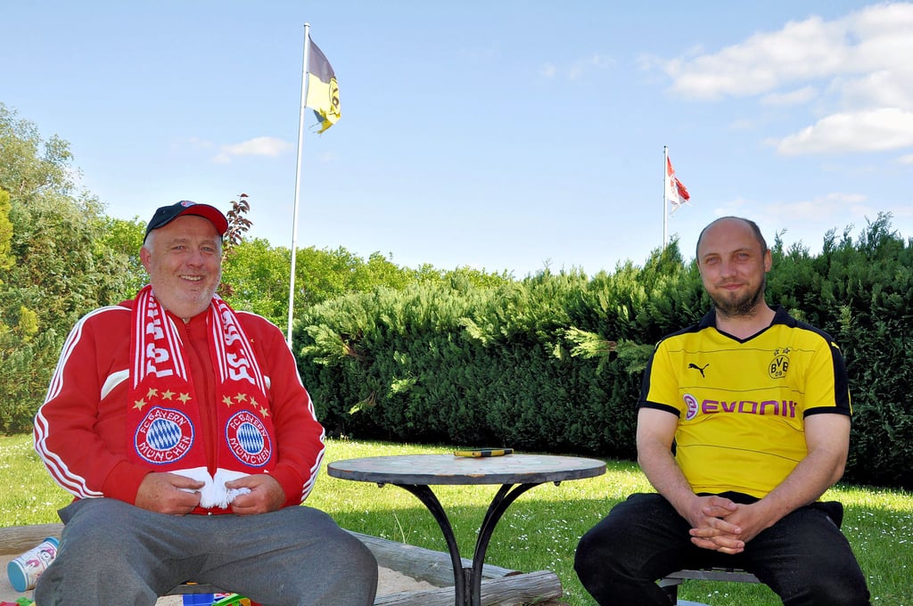 Karsten Schildt und sein Schwiegersohn Benjamin Melms wohnen etwas außerhalb von Behrendorf (Altmark) Grundstück an Grundstück. Einer ist Bayern-Fan, der andere BVB-Fan. Das können Vorbeifahrende bereits an den aufgestellten Flaggen bemerken.