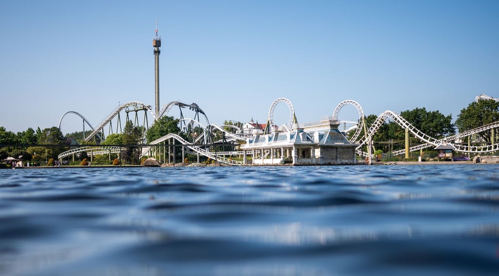 Familienspaß im Freizeitpark: manchmal nass, oftmals teuer. Doch es lässt sich auch Geld sparen, wenn man richtig plant.