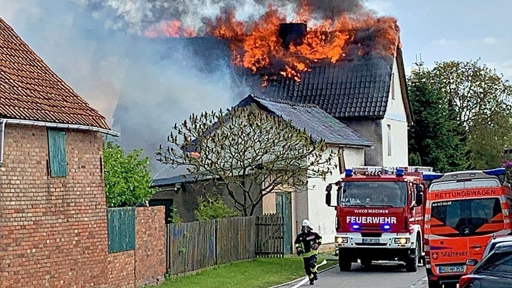 Das Feuerwehr hat von einem Nebengebäude auf den Dachstuhl des Wohngebäudes übergegriffen.