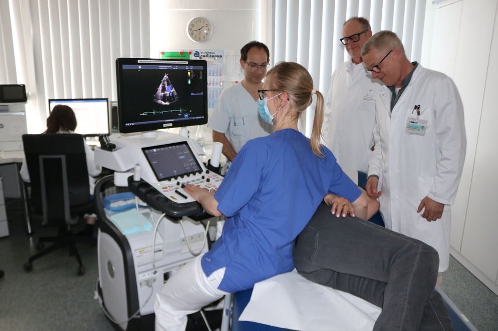 Ultraschalluntersuchung des Herzens einer Patientin durch Frau Dr. Marie Tiedge im Herzinsuffizienzzentrum des Uniklinikums Magdeburg. Im Beisein(v. r.) der Professoren Rüdiger Braun-Dullaeus und Jens Wippermann sowie Oberarzt Dr. Michael Hansen.