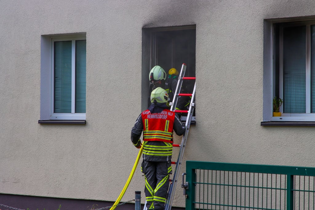 Die Feuerwehr löscht eineen Brand in der ersten Etage eines Internats in Hennigsdorf (Landkreis Oberhavel).