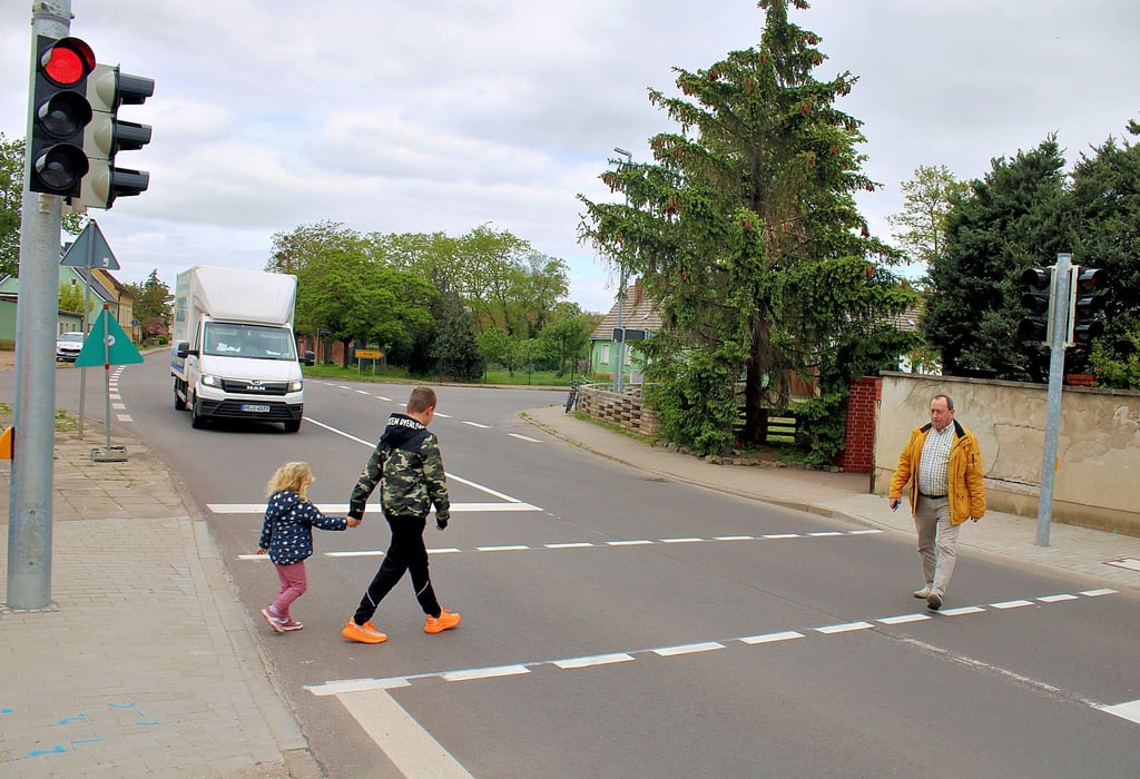 Auf Knopfdruck können die Pömmelter an der Glinder Kreuzung jetzt gefahrlos die Landesstraße überqueren. Es ist die einzige Fußgängerampel der Einheitsgemeinde Barby.