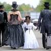 Besucher des Wave-Gotik-Treffens (WGT) auf dem Weg zum Festival.