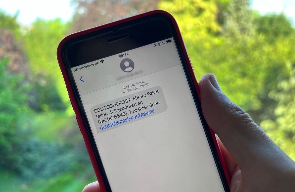 Die Anzahl von betrügerischen SMS, in denen Verbraucher zur Zahlung von angeblichen Zollgebühren aufgefordert werden, hat stark zugenommen. Die Bundesnetzagentur warnt davor, Webseiten zu öffnen.