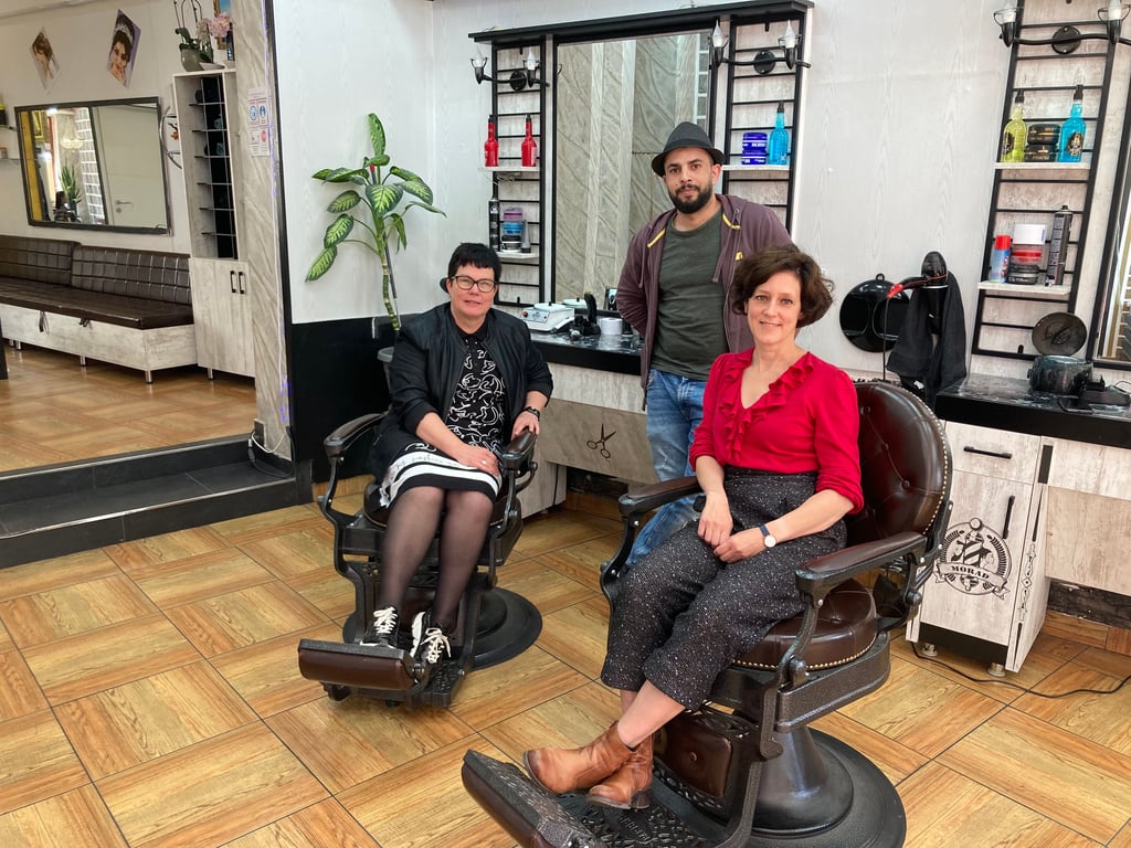 Halles ehemalige Stadtschreiberin Barbara Theriault (rechts) forscht als Friseurin – hier im Salon Morad. Jane Unger, Leiterin des städtischen Fachbereichs Kultur, und Friseur Salah Ramadan unterstützen sie in ihrer Arbeit.
