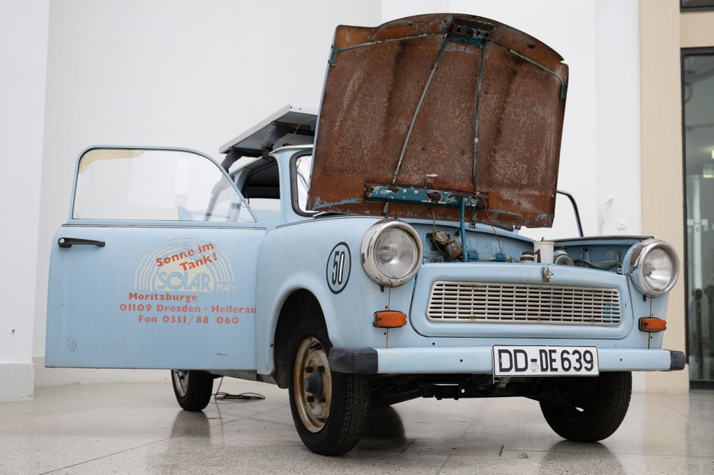 Ein Elektro-Trabant steht im Verkehrsmuseum Dresden.