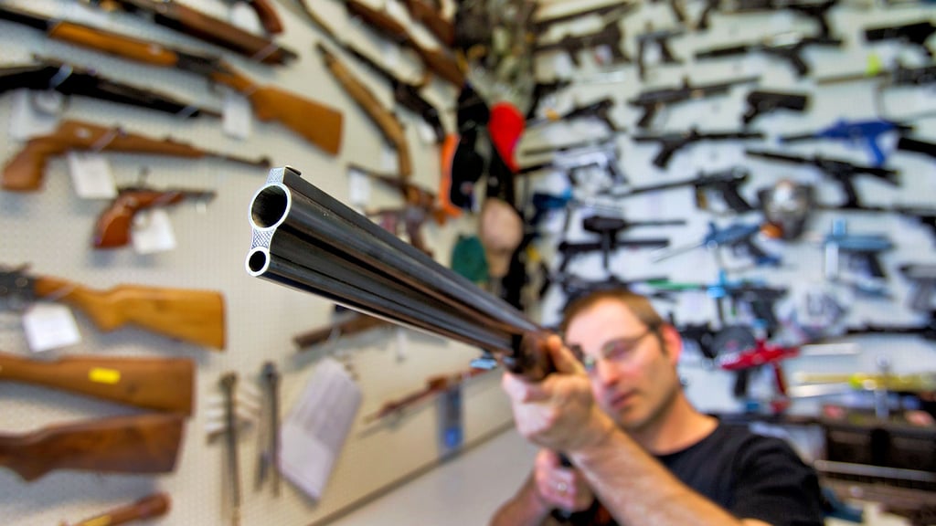 Rund 10 000 Waffen sind im Landkreis Stendal in Besitz von Privatpersonen, das ergibt rechnerisch eine Waffe auf jeden zehnten Einwohner. Illegale Waffen landen bei der Polizei, wie hier in einer Dienststelle in Mecklenburg-Vorpommern.