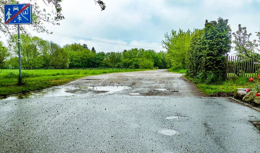 Buckelpiste statt Asphalt: Die Lücke im Fuhnetalweg soll verschwinden.