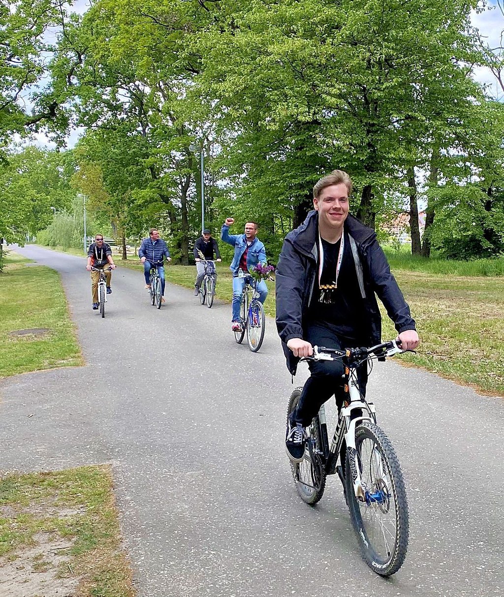 Ankunft einer Gruppe Radfahrer an der Rieke in Premsendorf. Hier lässt es sich am Teich und in frischer Luft trefflich feiern.