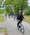 Ankunft einer Gruppe Radfahrer an der Rieke in Premsendorf. Hier lässt es sich am Teich und in frischer Luft trefflich feiern.