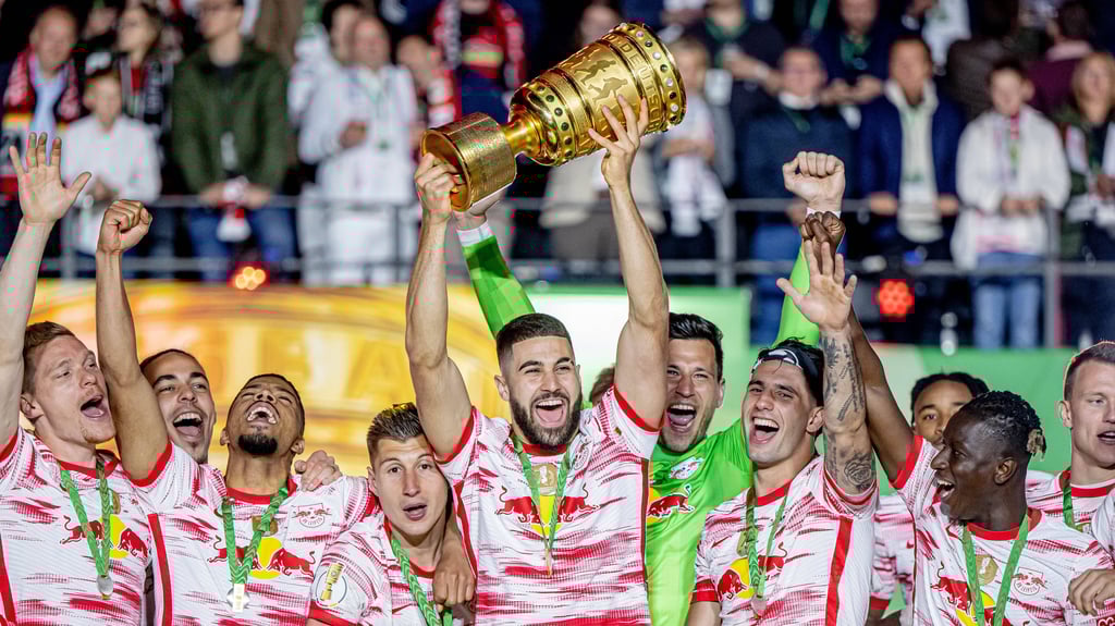 Beim dritten Sieg wird tätowiert: Josko Gvardiol stemmt den Pott