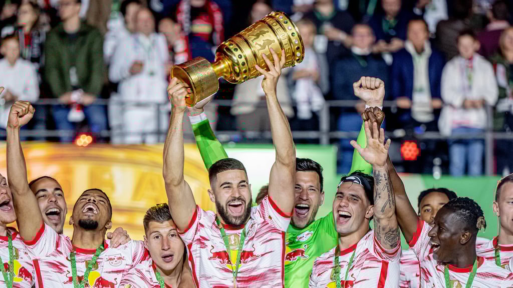 Beim dritten Sieg wird tätowiert: Josko Gvardiol stemmt den Pott