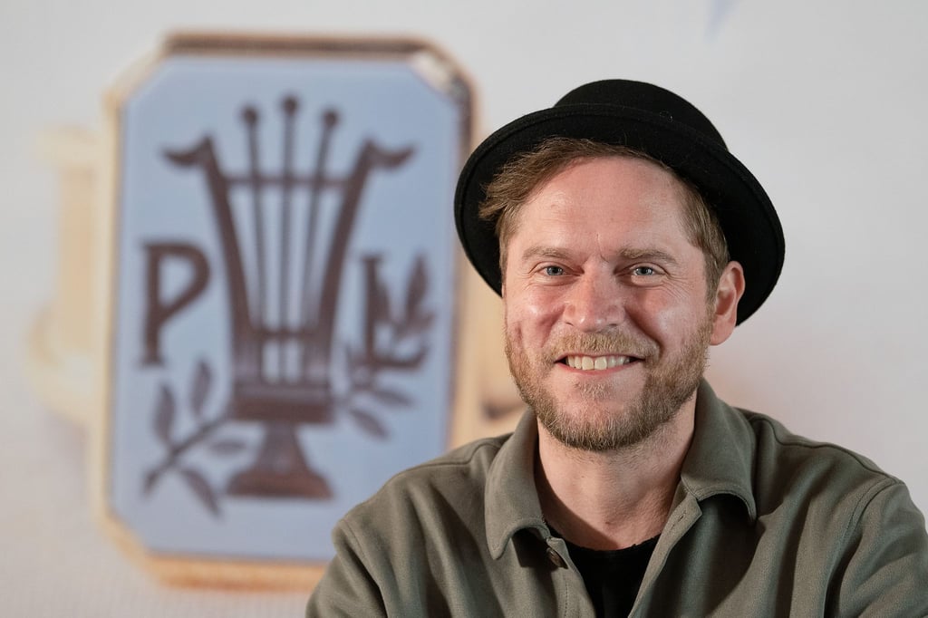 Preisträger und Musiker Johannes Oerding spricht vor dem Abbild des Paul-Lincke-Ringes.