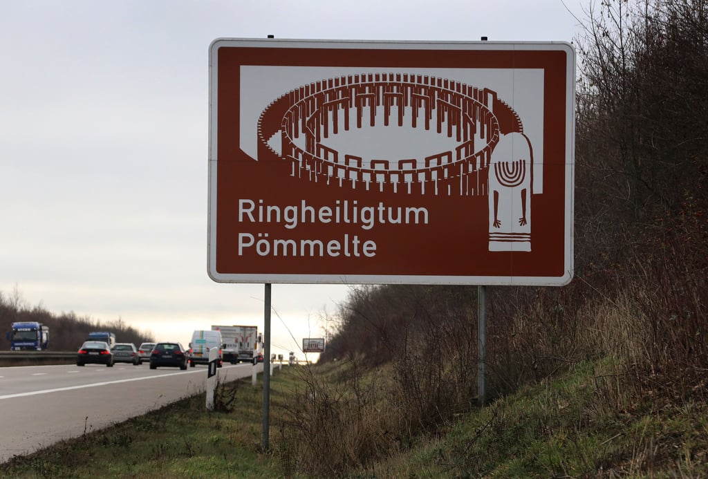 Ein Hinweisschild an der A14 weist auf das Ringheiligtum Pömmelte hin. Der Schönebecker Stadtrat möchte nun ein weiteres Hinwiesschild aufstellen lassen. Doch wie genau soll das beschriftet werden?