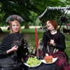 Leipzig: Anhängerinnen des traditionellen Wave-Gotik-Treffens sitzen im Clara Zetkin-Park mit ihrem Picknick auf der Wiese.&nbsp;