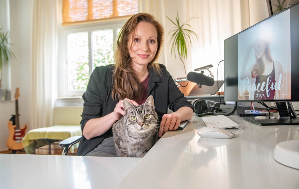 Sabine Graichen ist bekannt als Binegra, sie hat nach längerer Pause ein neues Album, eine EP am Start.