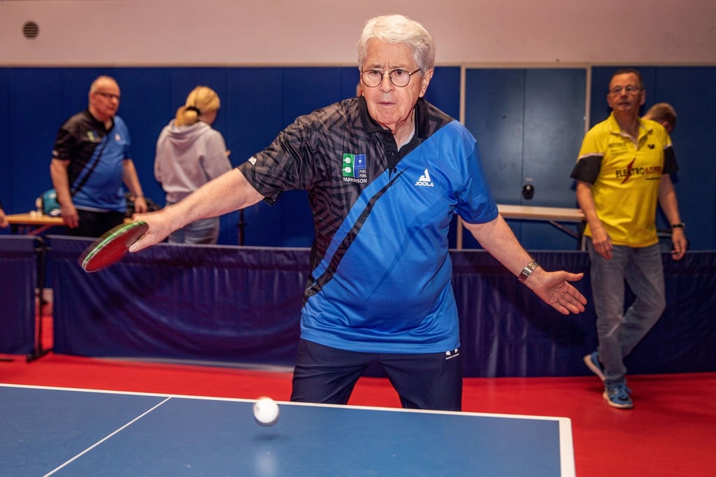 Der Moderator Frank Elstner nimmt am internationalen Tischtennis-Event „PingPongParkinson German Open“ teil. Gegen die fortschreitende Bewegungsverarmung bei Parkinson helfen nicht nur Medikamente, sondern auch aktivierende Therapien.