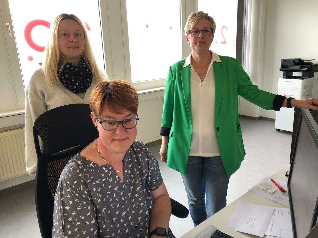 Geschäftsführerin Anja Herrmann (re.) ist mit ihren Mitarbeitern, hier Mandy Stachel (li.) und Doreen Schob, in die Weißenfelser Max-Planck-Straße umgezogen.