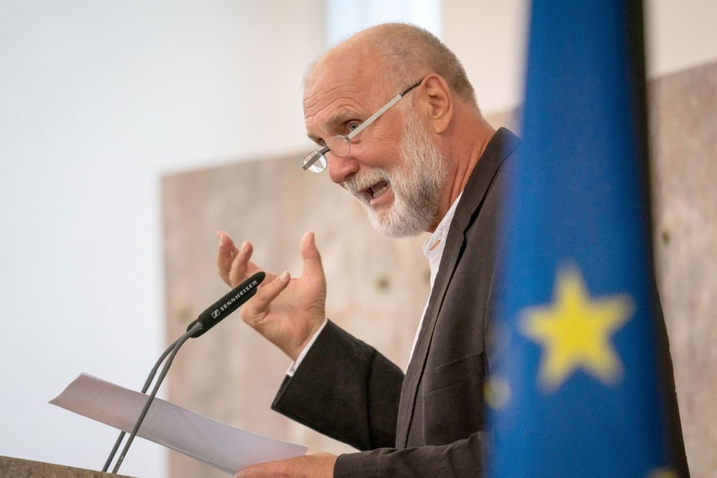 Dzevad Karahasan spricht in der Paulskirche hinter einer EU-Fahne (2020).