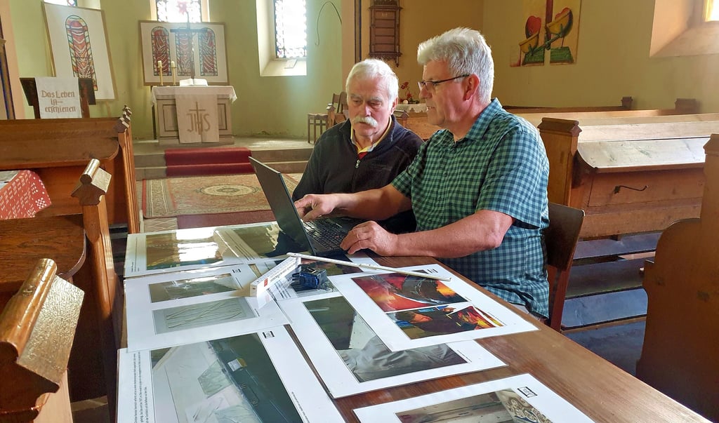 Hartmut Oschmann (li.) und Olaf Stork vom Gemeindekirchenrat hören sich am Laptop an, wie die neuen Glocken klingen könnten.