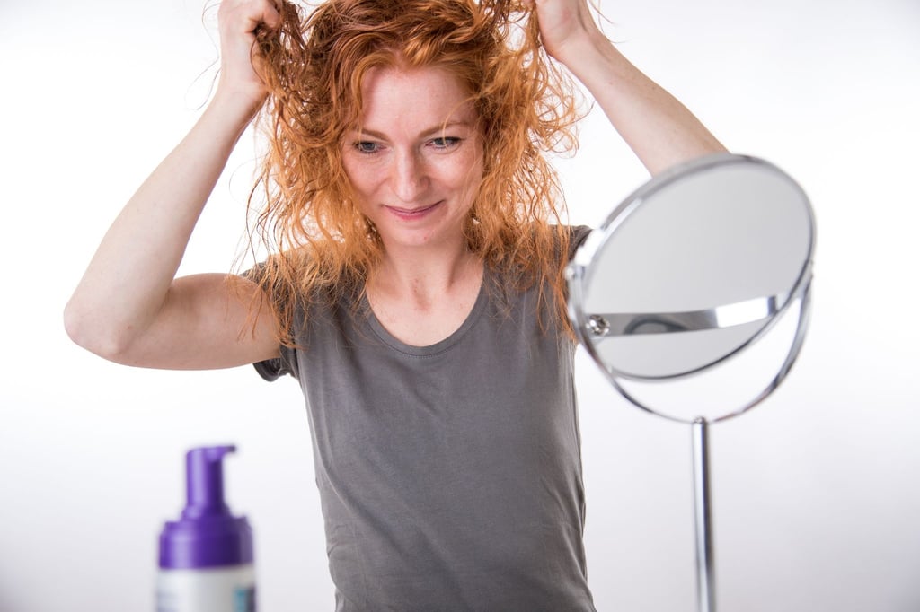 Wer seine Haare möglichst selten nachfärben will, sollte die Haare gut pflegen - und zu Colorationen mit Haltbarkeitslevel 3 greifen.