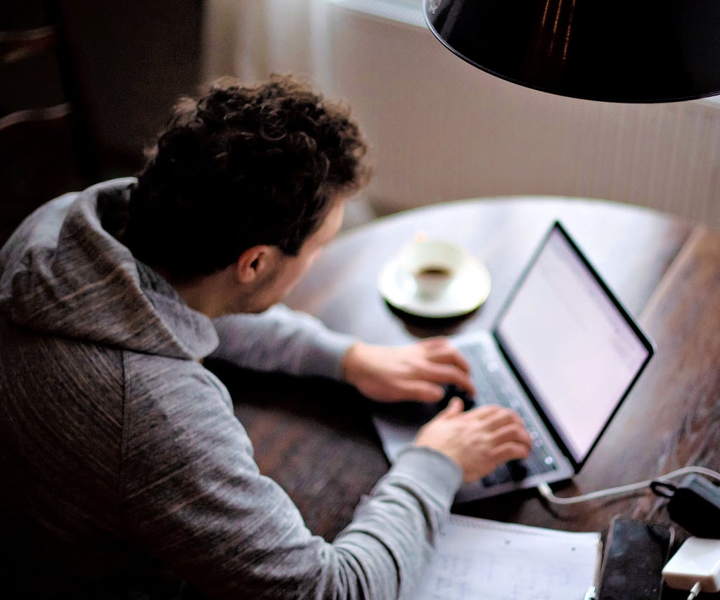 Im Homeoffice wird der Esstisch womöglich zum Arbeitsplatz. Damit hat dann der Arbeitgeber Pflichten hinsichtlich des Arbeitsschutzes beispielsweise.