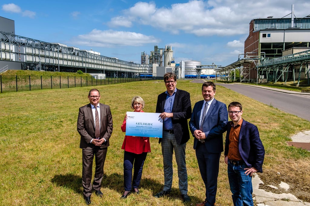 SKW-Geschäftsführer Franzke und Antje Bittner, Staatssekretär Kellner, Minister Schulze und Landtagsabgeordneter Sebastian Striegel (Grüne).