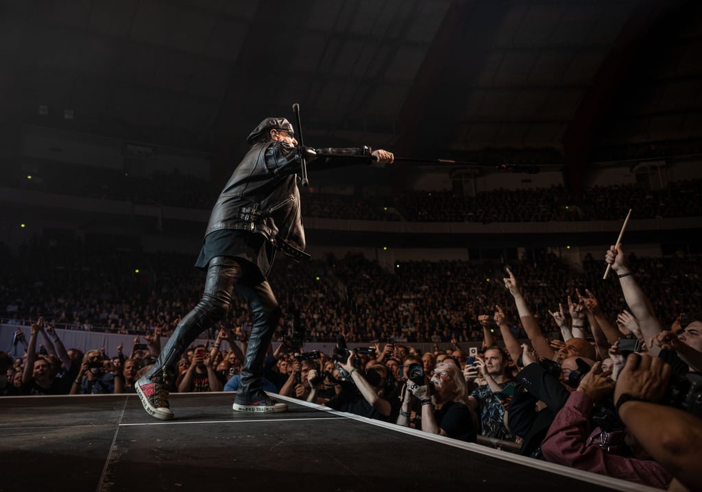 Sänger Klaus Meine beim Auftritt im Kongresszentrum Westfalenhallen im Rahmen ihrer „Rock Believer-World Tour“.