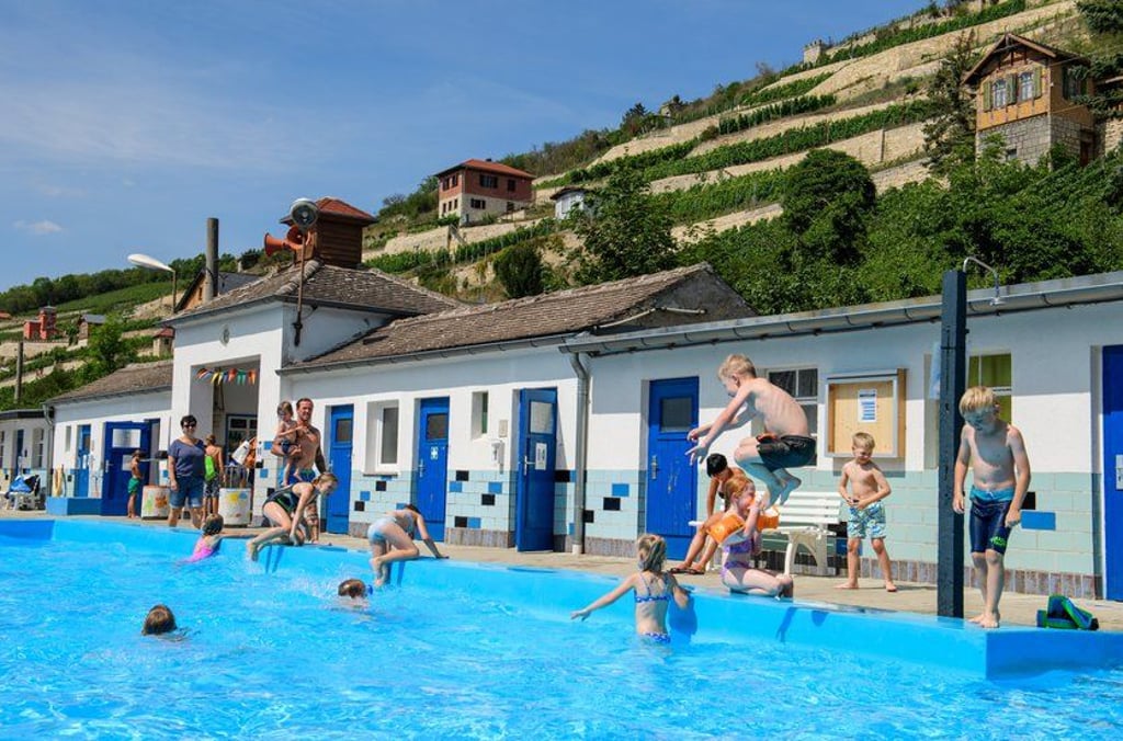 So wird es in den kommenden Tagen und Wochen im Freibad Freyburg zugehen. Jedermann genießt das erfrischende Nass. Das Bad an den Schweigenbergen hat seit Freitag geöffnet.