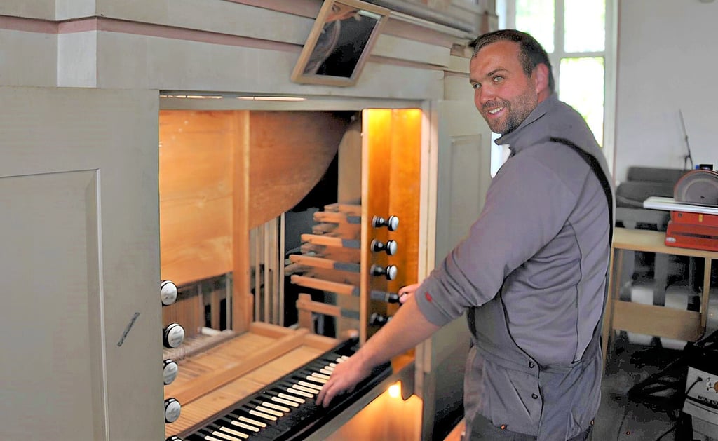 Lukas Ehlert vom Mitteldeutscher Orgelbau am noch nicht ganz wieder aufgebauten Orgelprospekt in der Kirche in Parchen.