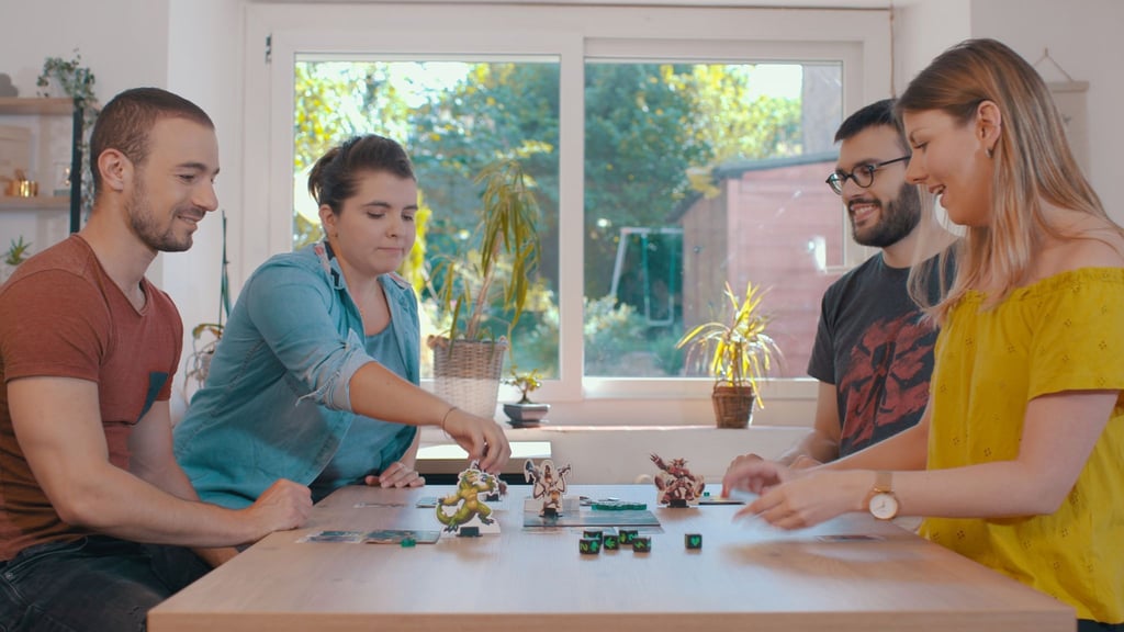 Bei „King of Tokyo“ müssen 2 bis 6 Spielende in jeder Runde die knifflige Entscheidung treffen, ob sie mit den Würfeln auf Sieg-, Trefferpunkte oder auf Heilung gehen.