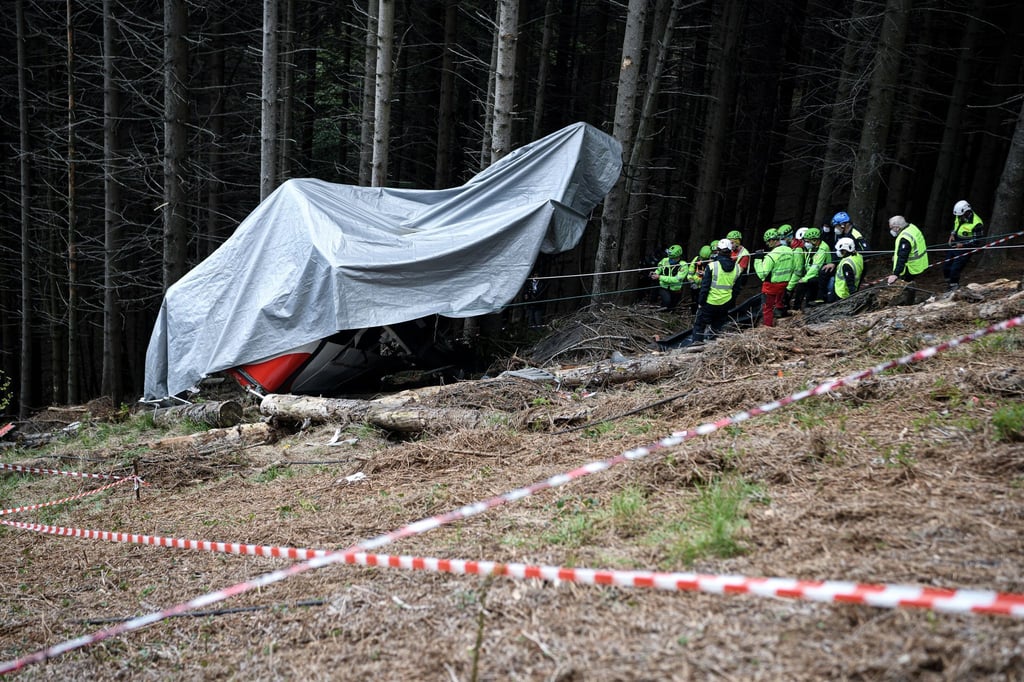 Einsatzkräfte des Bergrettungsdienstes arbeiten nach dem Absturz in Stresa an der Unfallstelle.