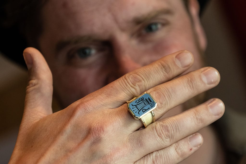 Johannes Oerding zeigt seinen Paul-Lincke-Ring.