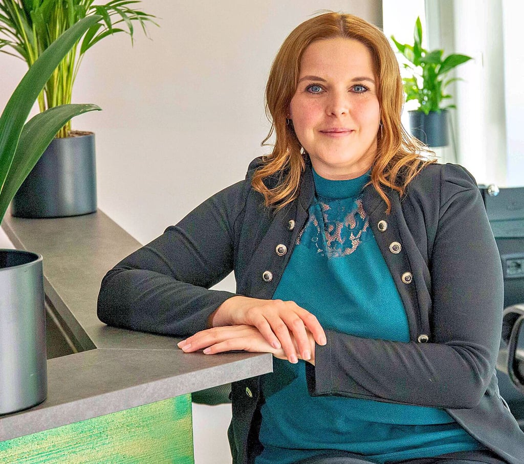 Friseurmeisterin Saskia Böckelmann hat den Laden in der Reinickestrasse 38 in Dessau von ihrer Mutter übernommen. Beide Frauen arbeiten hier weiterhin eng zusammen - nur mit veränderten Rollen.