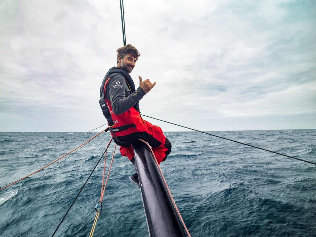 Skipper Boris Herrmann sitzt auf einem Ausleger der „Malizia - Seaexplorer“.
