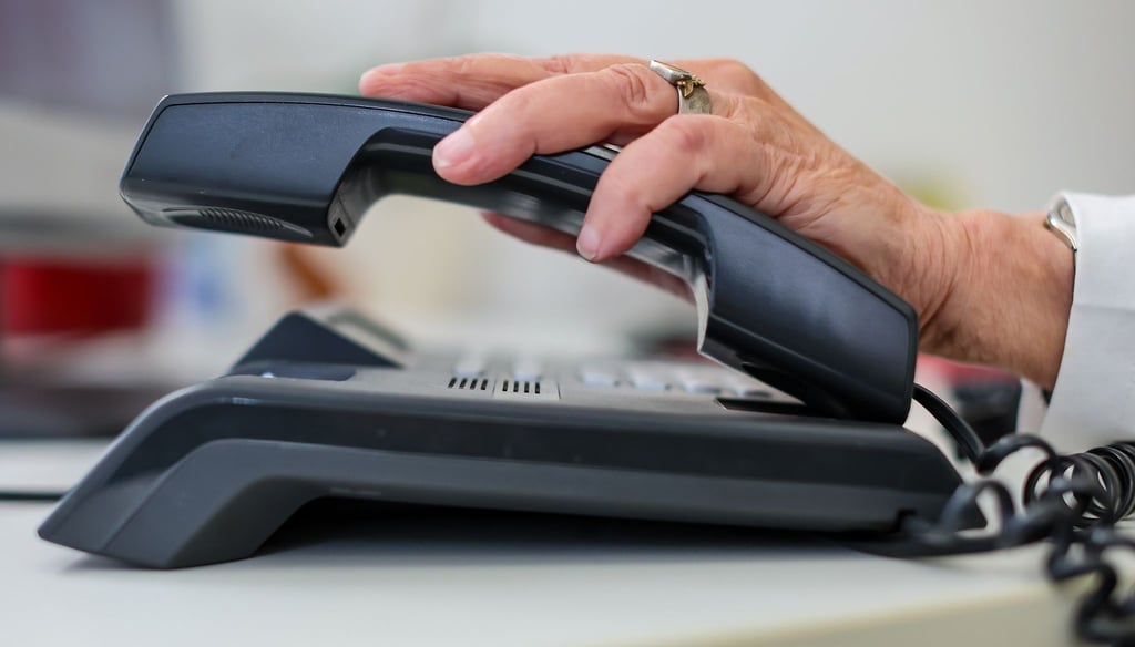 Das Interesse am Festnetz-Telefon geht zurück. Im vergangenen Jahr telefonierten die Deutschen etwa doppelt so viele Minuten über das Mobiltelefon wie über das Festnetz.