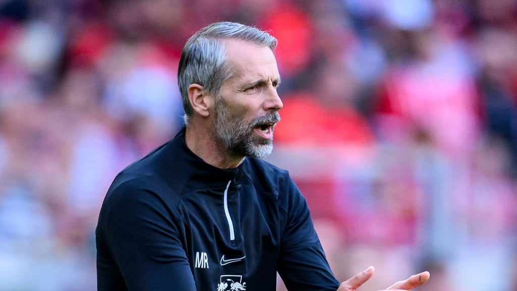Leipzigs Trainer Marco Rose gestikuliert.