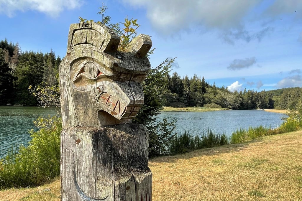 Auf Vancouver Island finden sich vielerorts Spuren indigener Kultur: so wie dieses Totem in Bamfield.