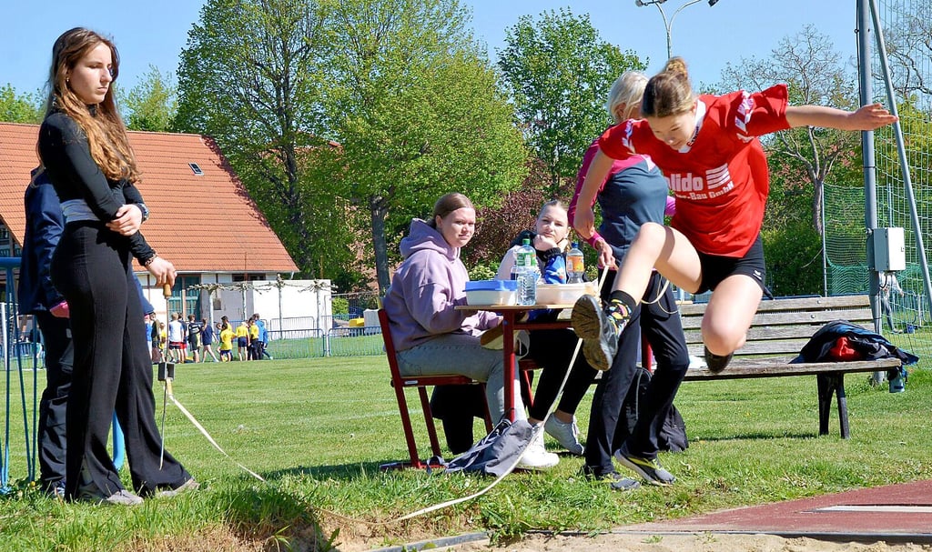 Der Wettbewerb „Jugend trainiert für Olympia“ hat 139 Schüler aus den Schulen des Landkreises Börde ins Wanzleber Bördestadion geführt.