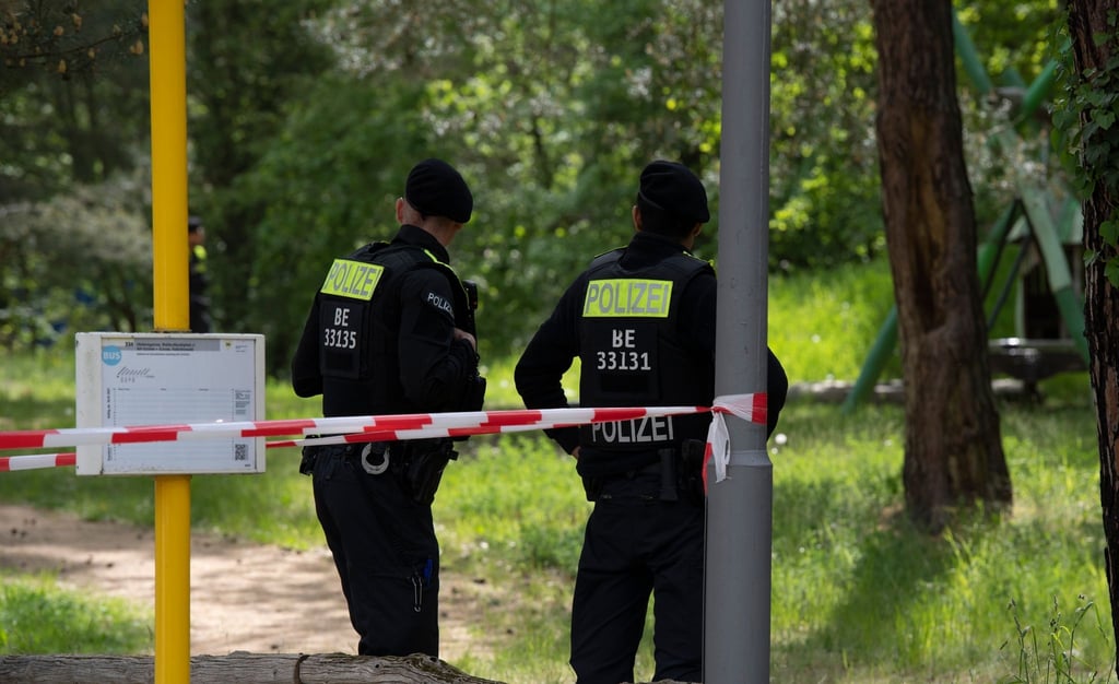 Polizeibeamte untersuchten am 16. Mai den Tatort in Berlin-Gatow.