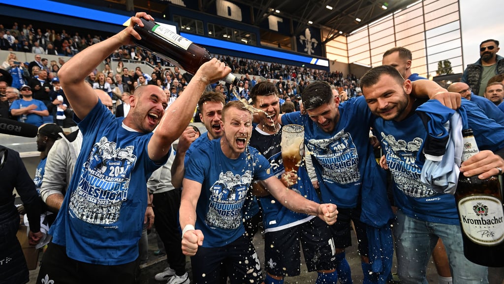 Die Profis von Darmstadt 98 feiern den Aufstieg in die Bundesliga.