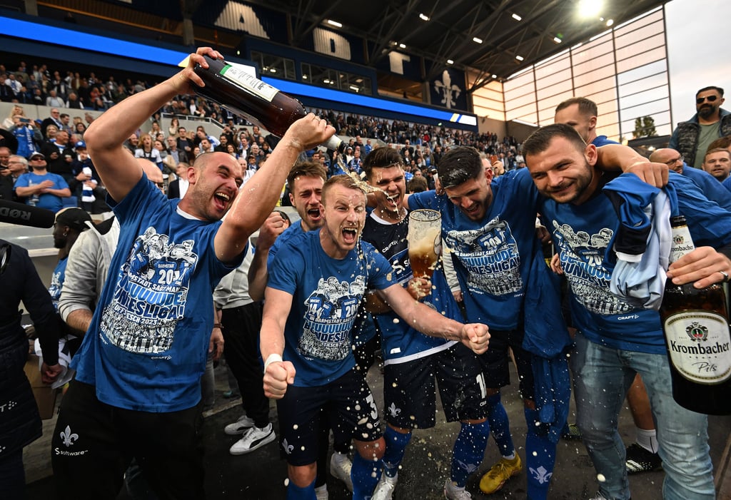 Die Profis von Darmstadt 98 feiern den Aufstieg in die Bundesliga.