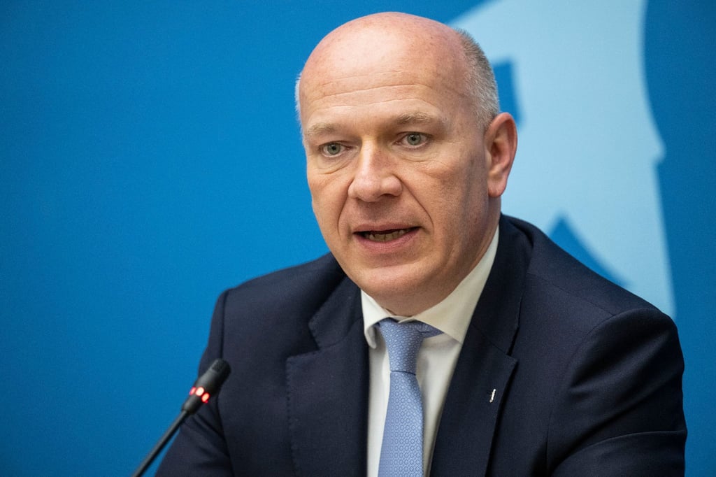 Kai Wegner spricht auf einer Pressekonferenz.