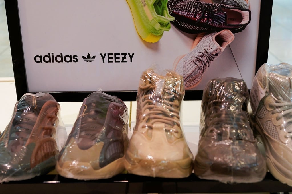 Der Adidas-Konzern will Teile des Bestandes an den gemeinsam mit Rapper Kanye West auf den Markt gebrachten Produkten der „Yeezy“-Reihe auch nach der Trennung von dem umstrittenen Musiker weiter verkaufen.