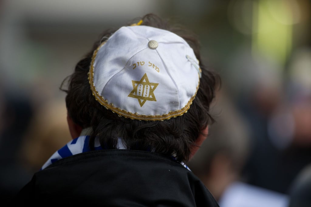 Ein Mann trägt eine Kippa.