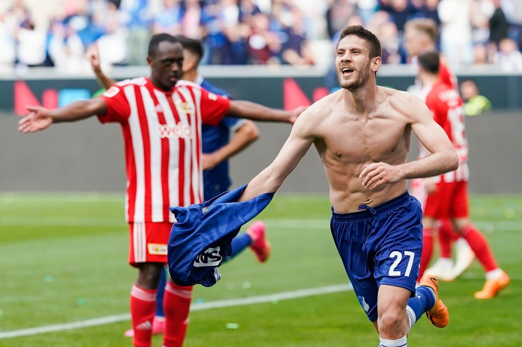 Hoffenheims Torschütze Andrej Kramaric (r) jubelt über das Tor zum 3:1.